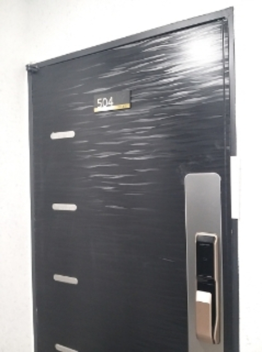 504호 세대 출입문