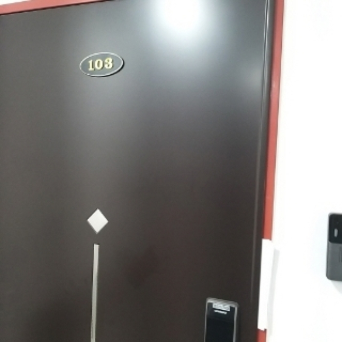 세대 출입문(103호)