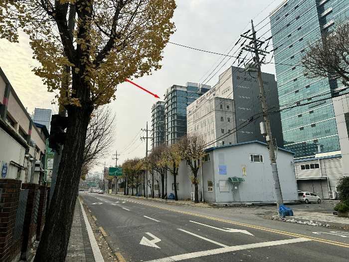 본건 남동측에서 촬영