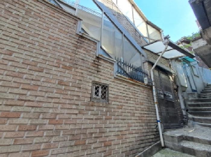 2층,3층,옥탑층으로 올라가는 출입문