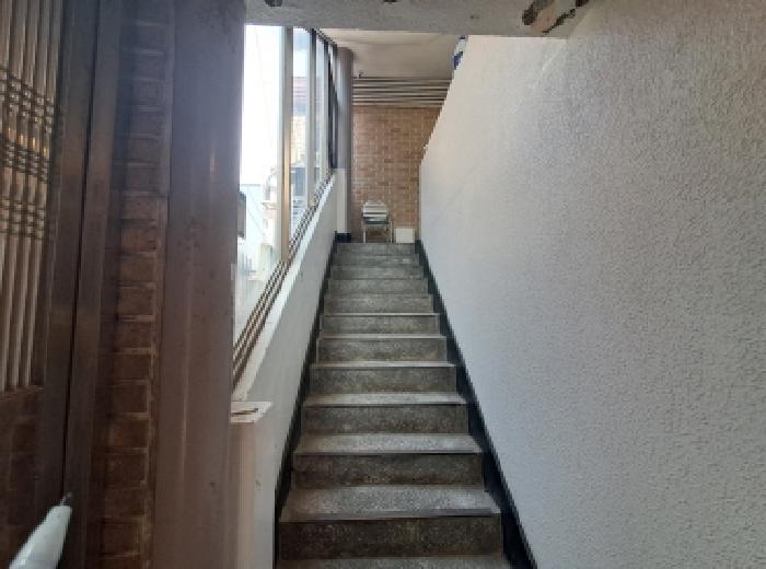 건물 2층으로 올라가는 계단