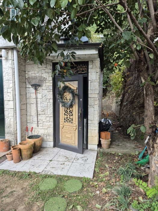 본건 현관 출입문