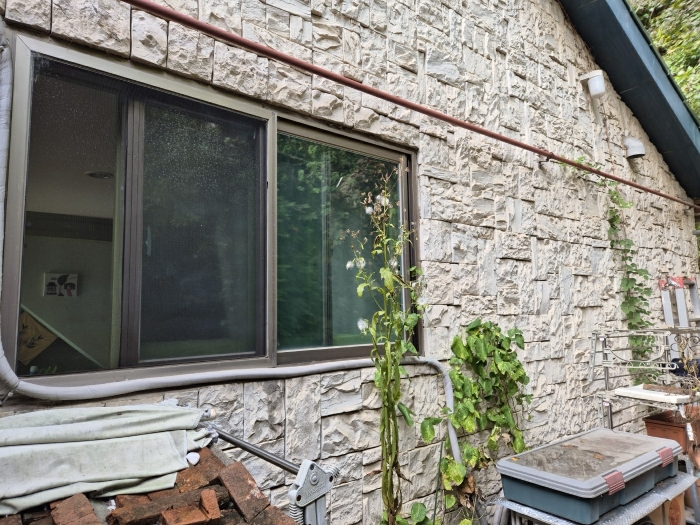 본건 남동측 외벽(석회벽돌로 보강)