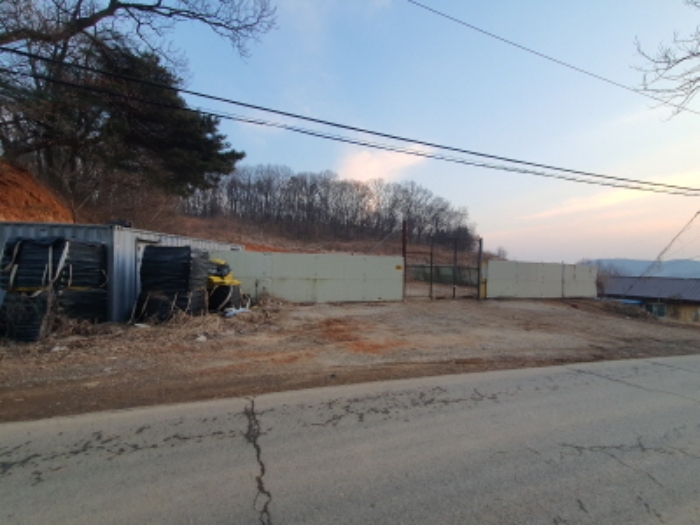 목록 3. 부동산(도로에 접하고, 철재 담장 및 컨테이너 있음)