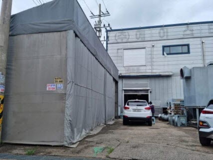 건물 좌측 및 제시외 천막