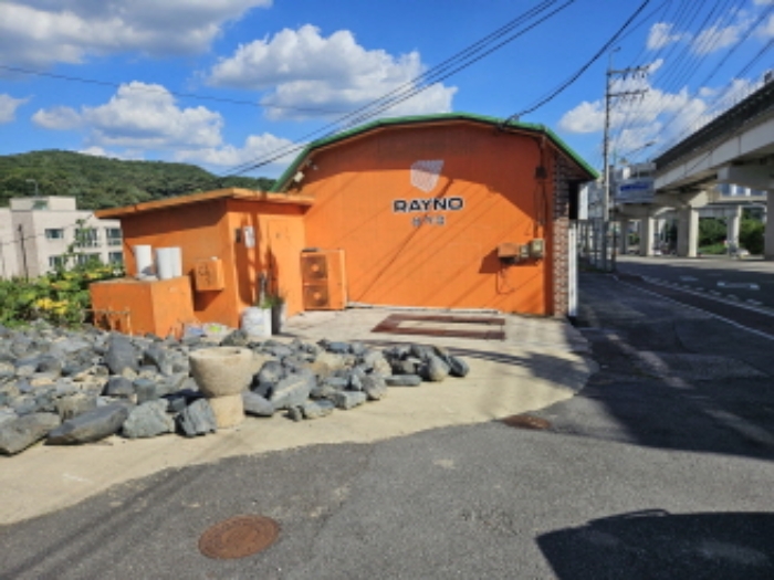 현황 전경(대로변으로 길게 형성된 자동차관련 상가임)