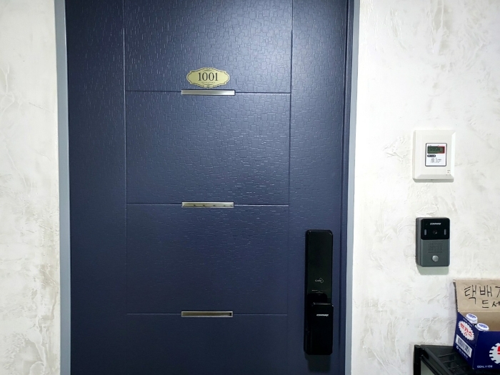 본건 10층 1001호 현관문