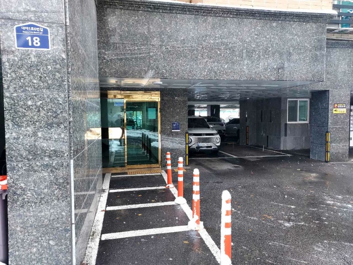1층 주차장 및 공용출입구