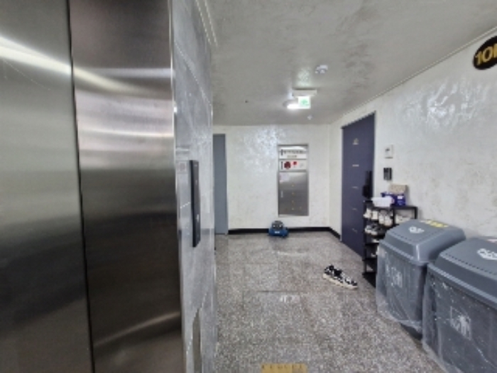 10층 엘리베이터 앞 (10층에 1001호만 있음)