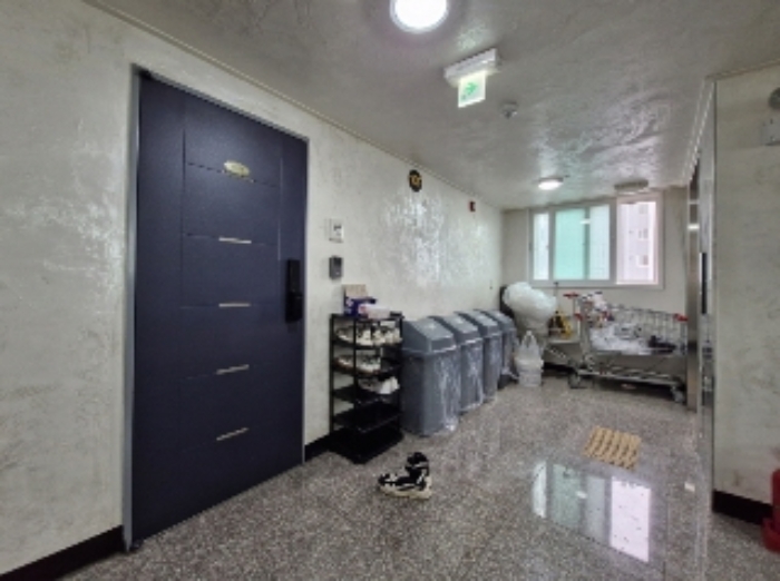 10층 엘리베이터 앞 (10층에 1001호만 있음)