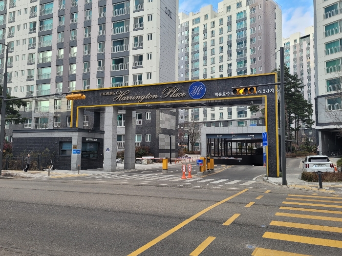 < 본건 단지 전경 >‘><br /><img src=