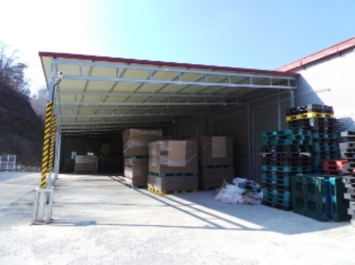 기호 4번(3동)과 일체형으로 사용중인 제시외 철기둥 판넬지붕 창고