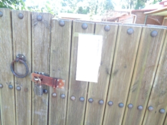 소재지1(유수암리 3040)출입문(대문) 안내문 부착진