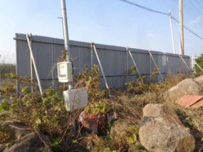 소재지2(용담삼동 2413) 지상 야적된 석재 및 펜스 시설 사진