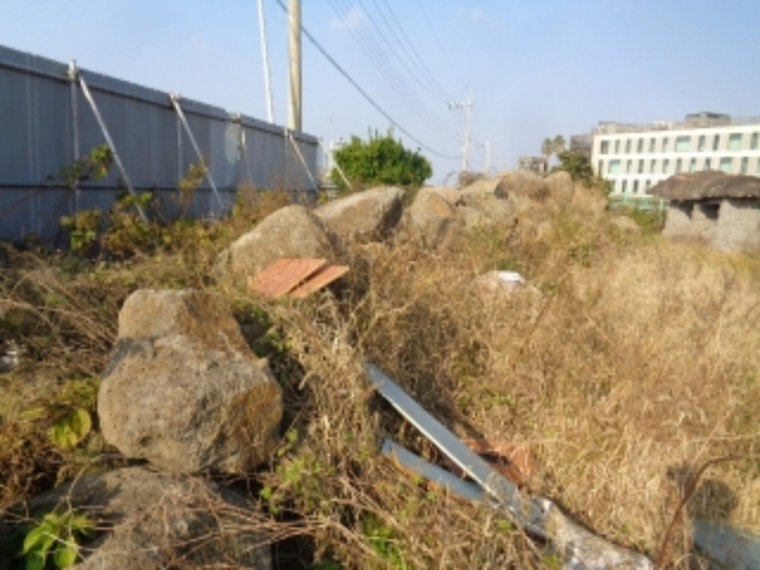 소재지2(용담삼동 2413) 지상에 야적된 석재 사진