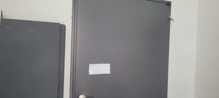 2~3층 출입문(현황조사 안내문 부착)