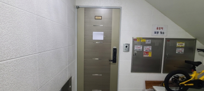 101호 출입문 전경(안내문 부착)