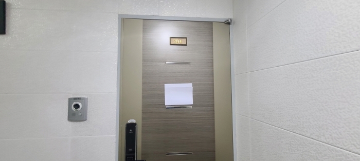 201호 출입문 전경(안내문 부착)