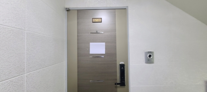 202호 출입문 전경(안내문 부착)