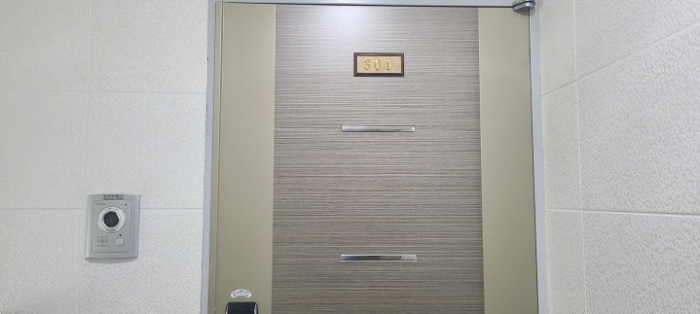 301호 전유세대 출입문 전경