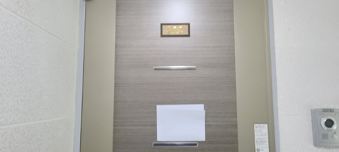 302호 출입문 전경(안내문 부착)