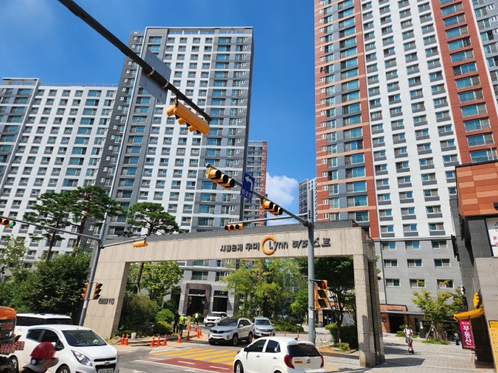 본건 아파트단지 주 출입구