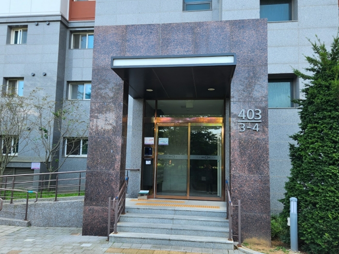 본건 403동 3-4호 라인 출입구