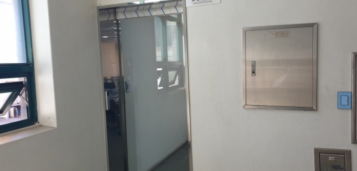 목록 2. 1층 사무실 출입문