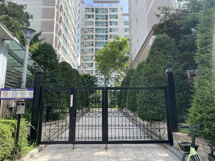 아파트 출입구 전경