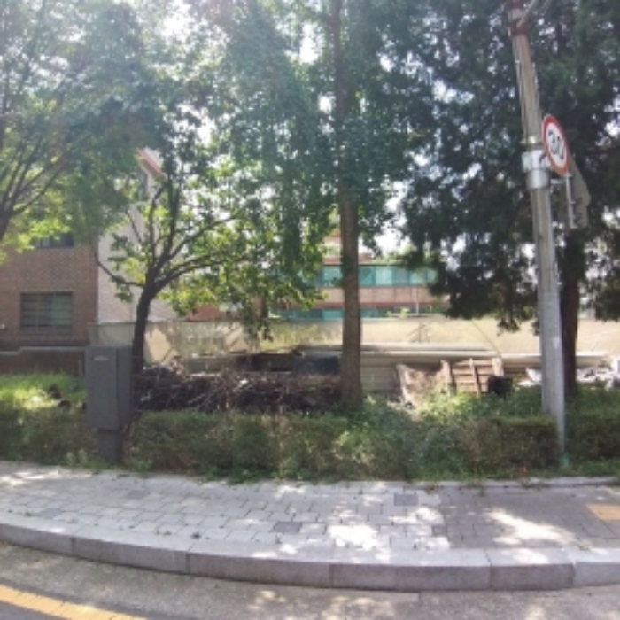 길 건너에서 본 현장 모습