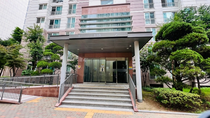 본건 공동현관 출입구