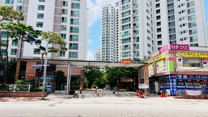 본건 아파트단지 출입구