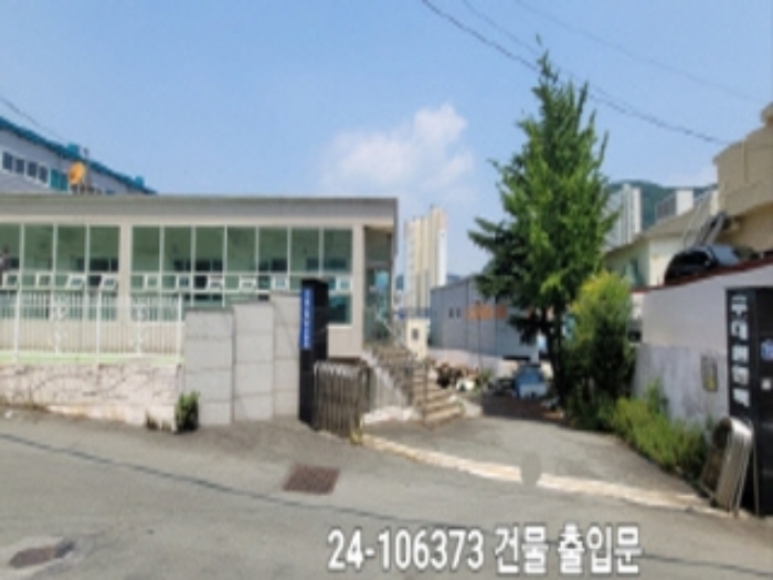 건물 출입구에는 (주)대원엠텍, 신광산업, 화신정판 간판이 있음