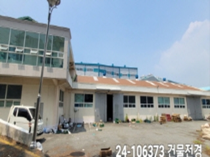 1층 유리창에는 신광산업,화신정판 상호가 적혀있음.