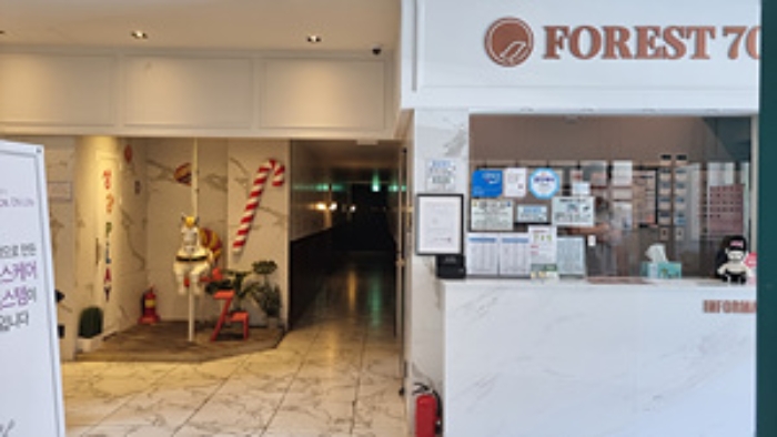 1층 카운터 및 1층 객실 입구 복도