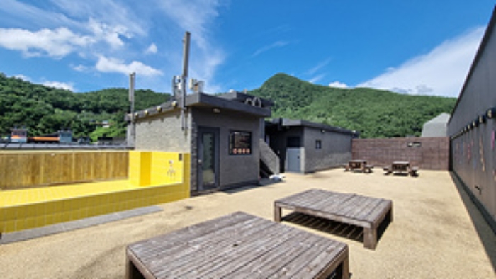 옥상층에 있는 어린이 수용장과 기계실