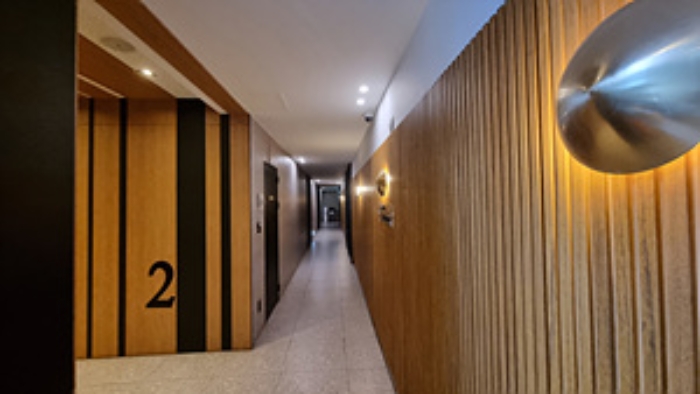 2층 복도와 각 객실 출입문