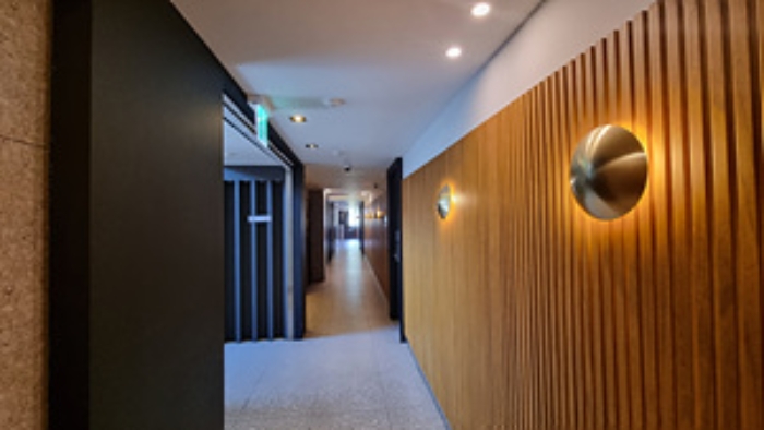 3층 복도와 각 객실 출입문