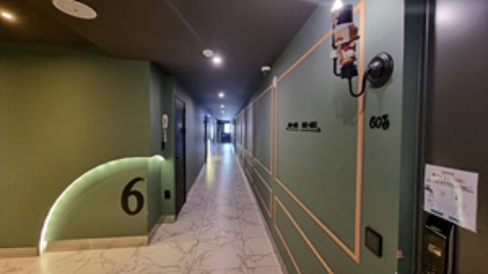 실제 5층이나 6층으로 기재되어 사용되고 있는 복도와 각 객실 출입문