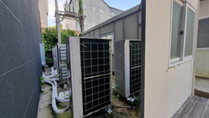 부합물(건물 우측면에 있는 에어컨 라지에이터)