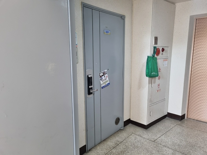 본건 현관문 전경