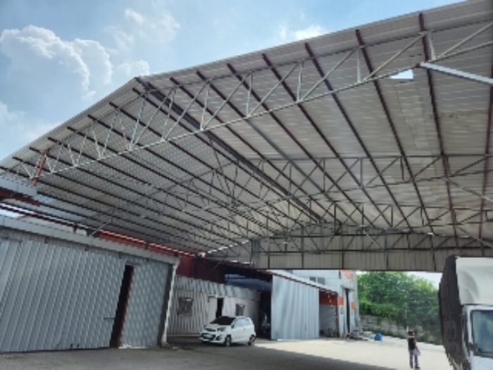 제시외 건물(도로변 야적장 제시외건물과 공장 건물과 연결된 통로) 전경