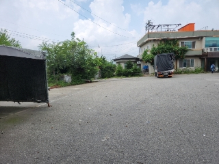 목록2(상수리411-3) 전경(공장 및 관리동 앞 공간)