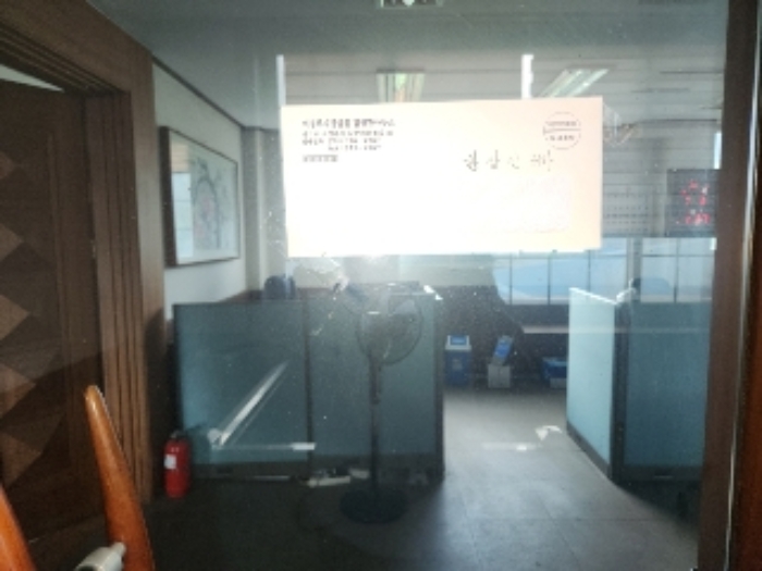 목록4 건물 중 관리동 2층 사무실 출입구 전경(안내문 부착)