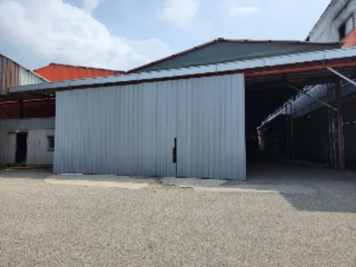 제시외 건물(공장 내 건물을 모두 연결한 구조물) 외부 전경