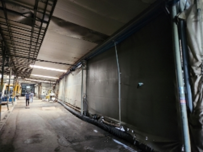 제시외 건물(공장 내 건물을 모두 연결한 구조물) 내부 전경