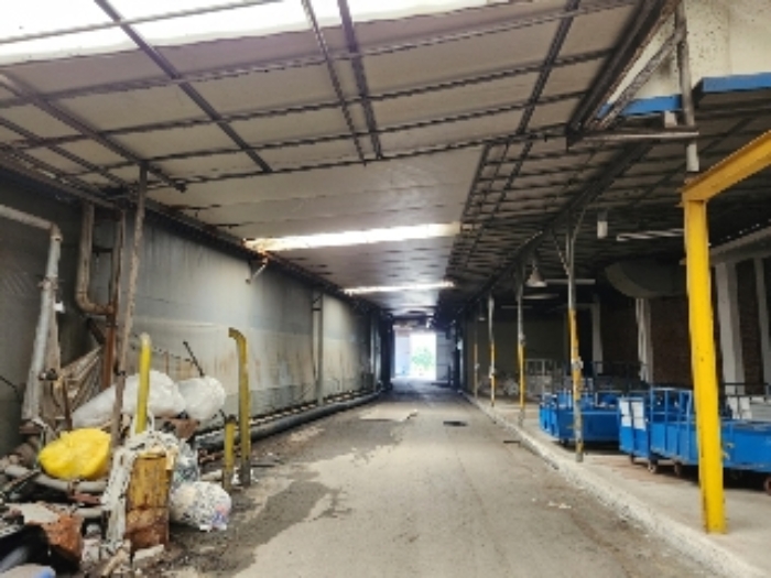 제시외 건물(공장 내 건물을 모두 연결한 구조물) 내부 전경