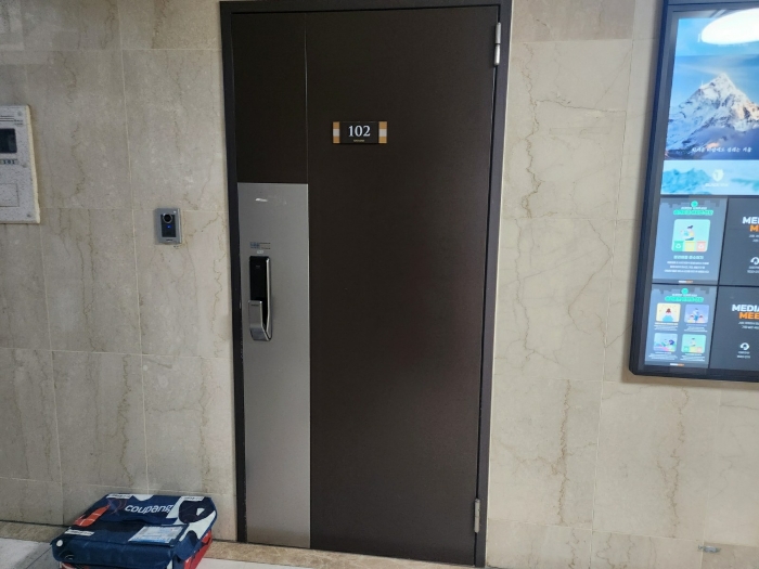 102호 현관