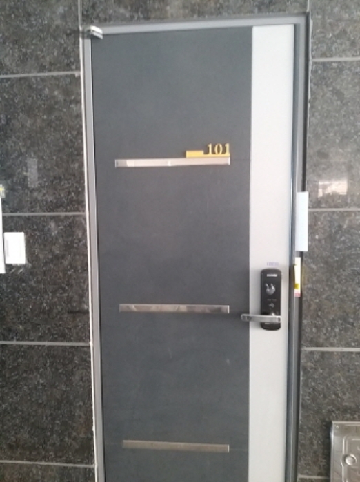 101호 출입문