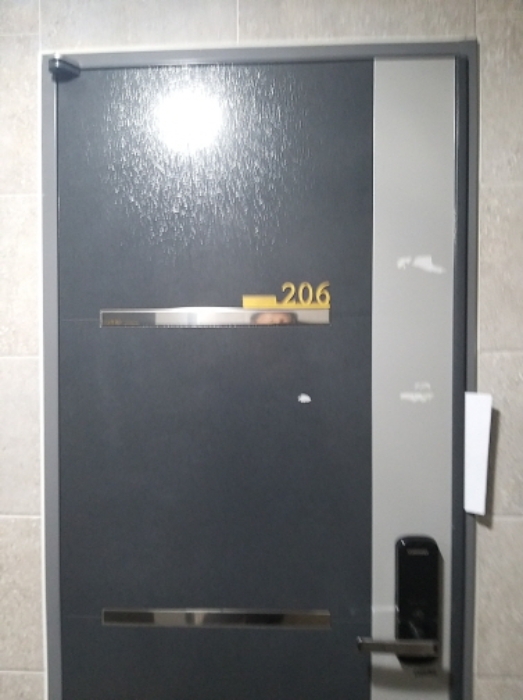 206호 출입문